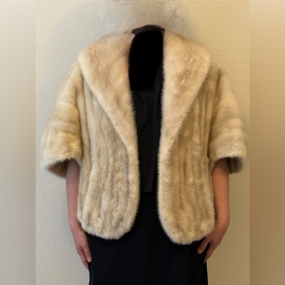 La Belle fine furs mink tan shoulder cape - Picture 6 of 10